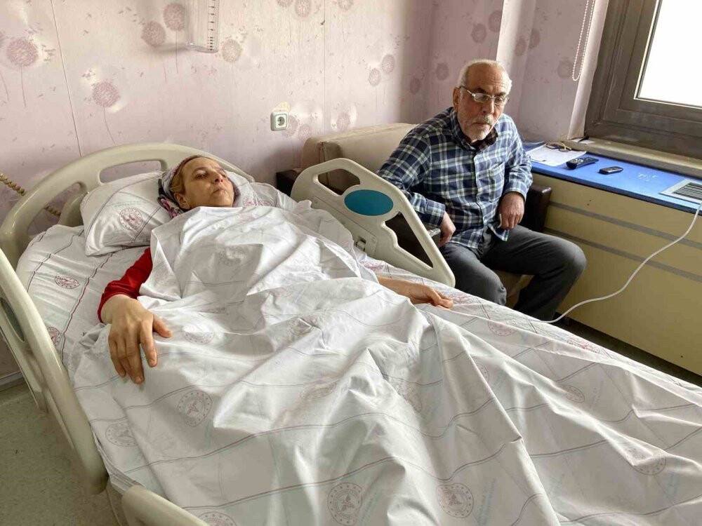 Enkaz altında kızını kaybeden anne o anları anlattı