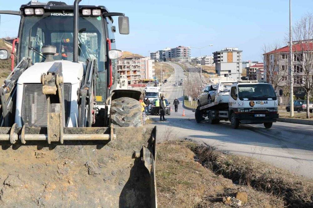 Otomobil iş makinesine çarptı