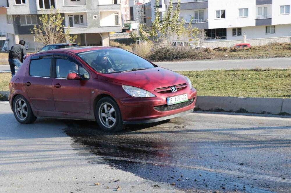 Otomobil iş makinesine çarptı