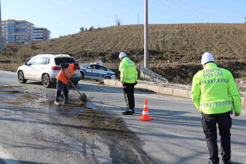 Otomobil iş makinesine çarptı