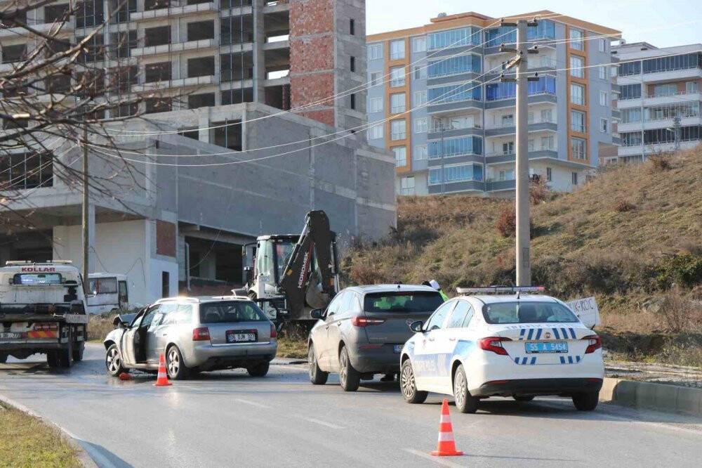 Otomobil iş makinesine çarptı