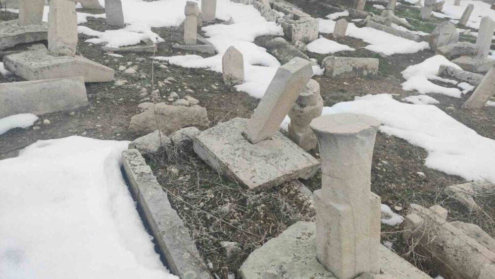 250 yıllık tarihi mezarlığı da deprem vurdu