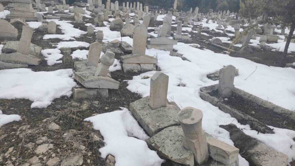 250 yıllık tarihi mezarlığı da deprem vurdu