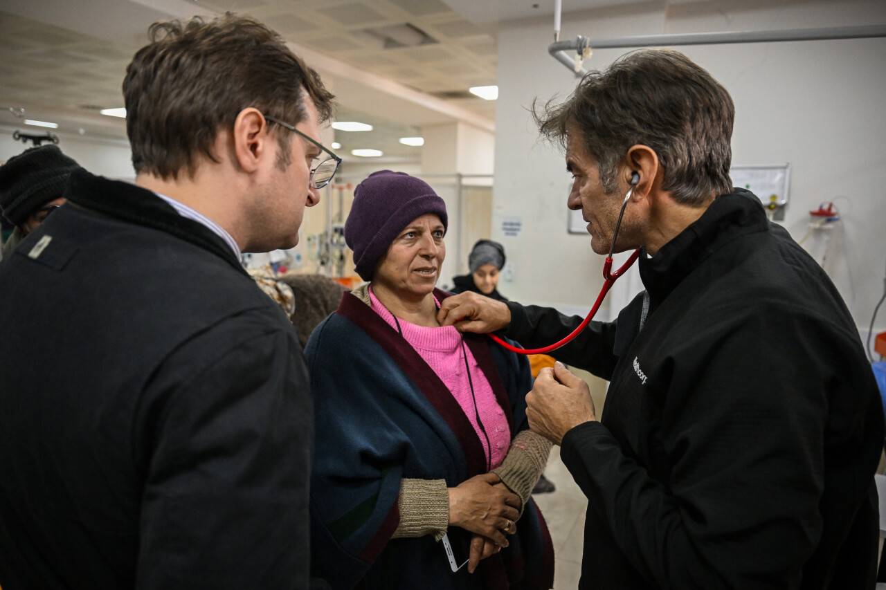 aa-20230218-30344537-30344534-unlu-cerrah-dr-mehmet-oz-hatayda-hastanede-yatan-depremzedeleri-ziyaret-etti.jpg