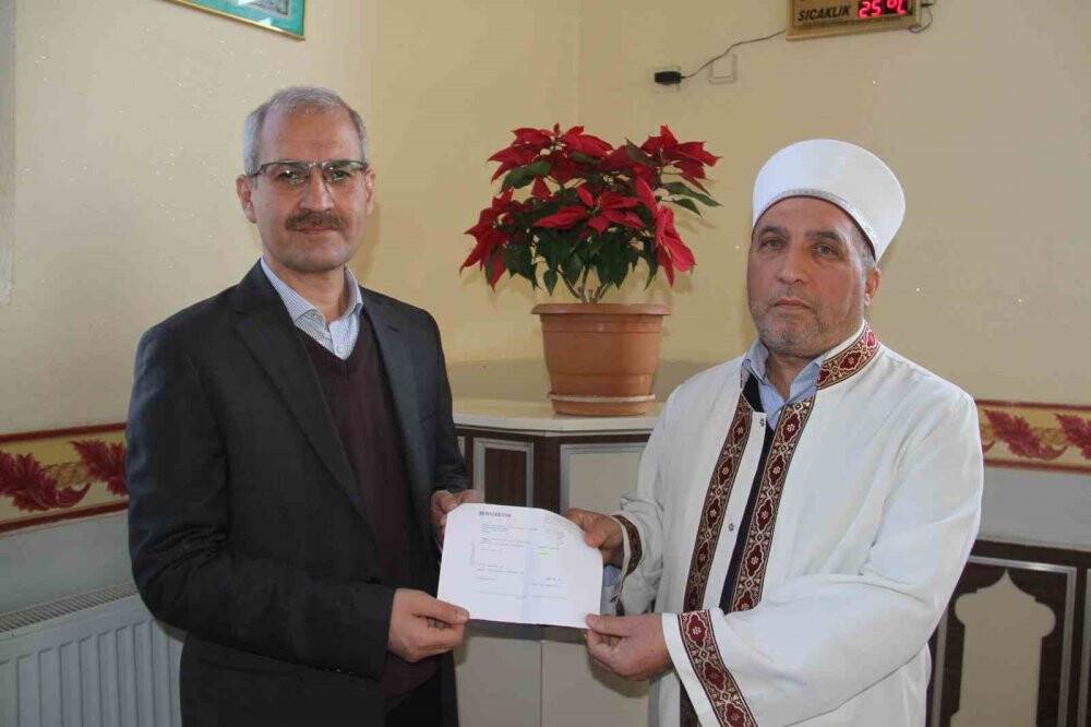 Açık artırmada 21 bin liraya sattığı çiçeğin parasını bağışladı