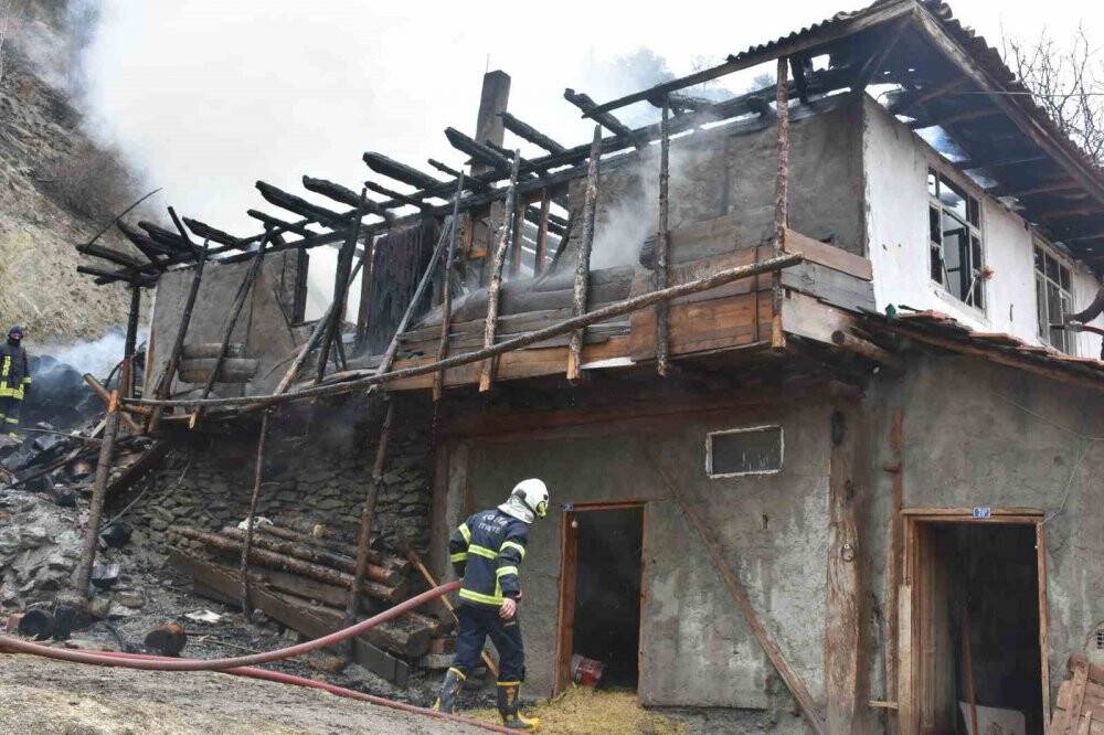 Alevlere teslim olan bina küle döndü