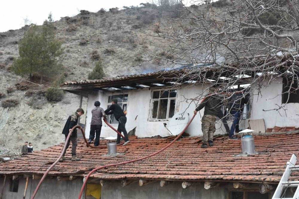 Alevlere teslim olan bina küle döndü