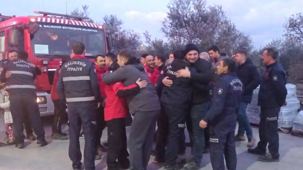 Deprem bölgesinden dönen  eşini adak keserek karşıladı