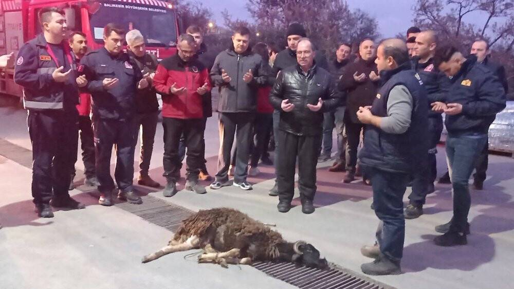 Deprem bölgesinden dönen  eşini adak keserek karşıladı