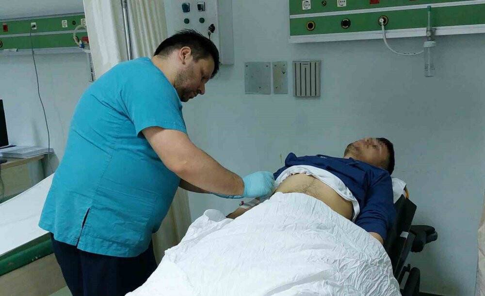 Elindeki tüfek düşünce kazara kendini vurdu