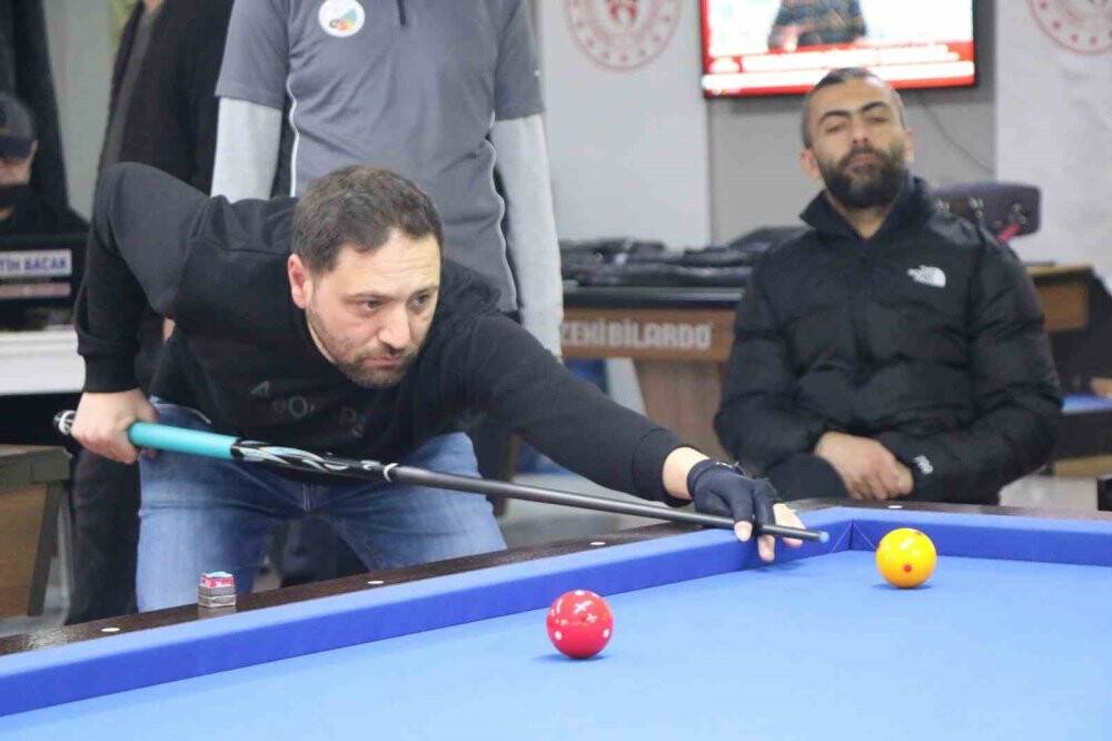Farklı şehirlerden bilardocular depremzedeler için maç yaptı