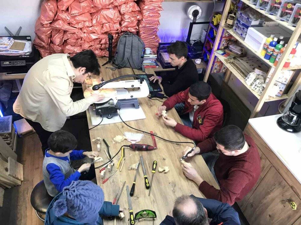 Yazılım mühendisliği okuyan öğrencilerden depremzede çocuklara oyuncak