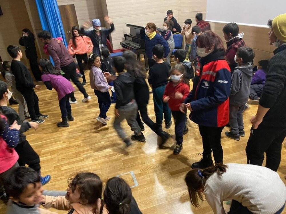 Antalyalı gönüllüler depremzede çocukların yüzünü güldürdü