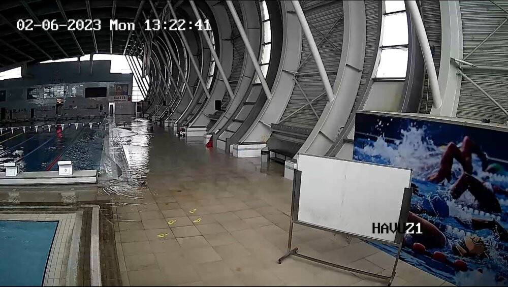 Deprem anında taştı, o anlar kamerada