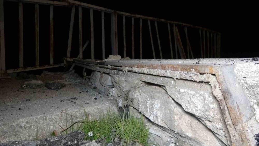 Deprem sonrası köprü çökerek yoldan ayrıldı
