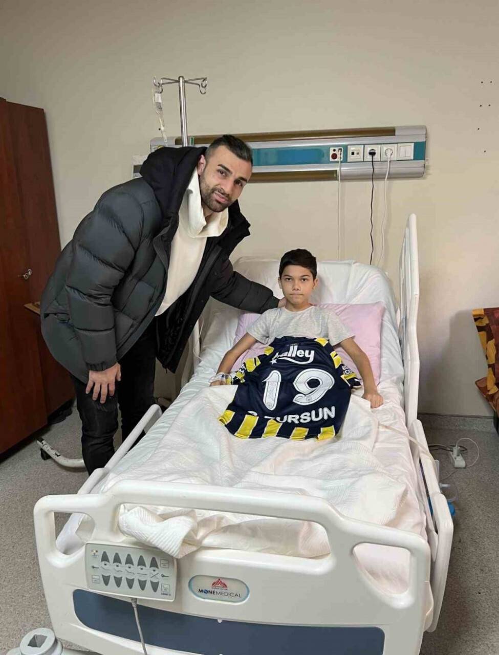 Fenerbahçeli futbolcu, depremzede Ömer’i ziyaret etti