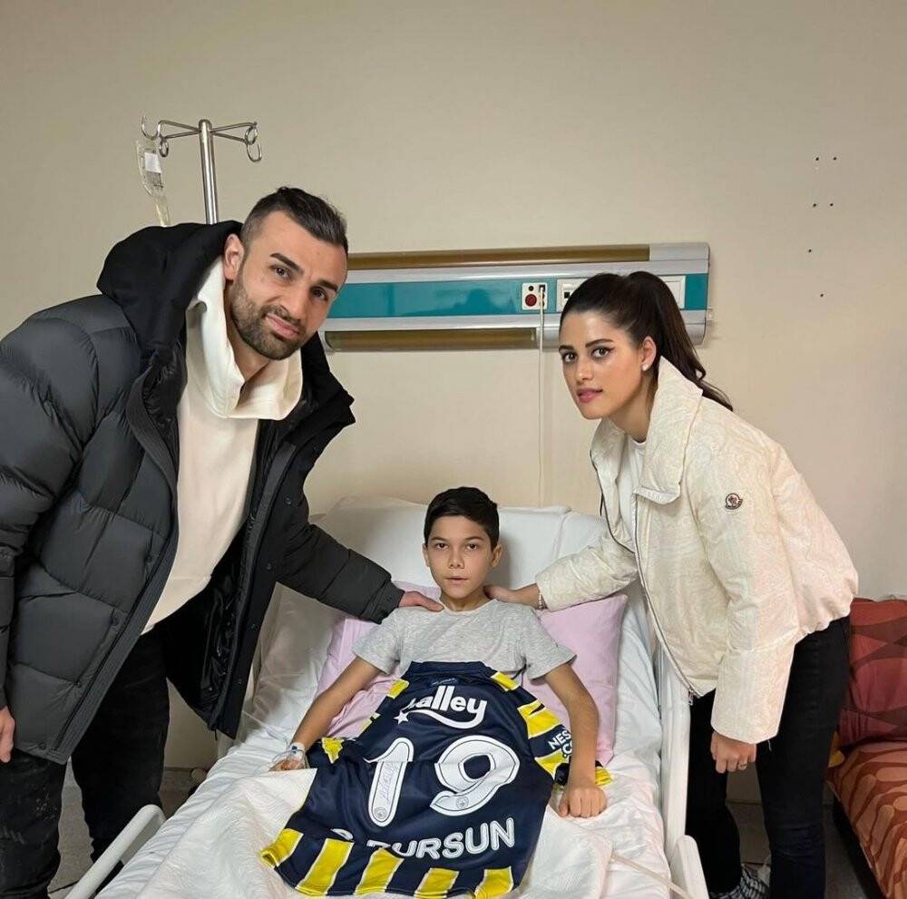 Fenerbahçeli futbolcu, depremzede Ömer’i ziyaret etti