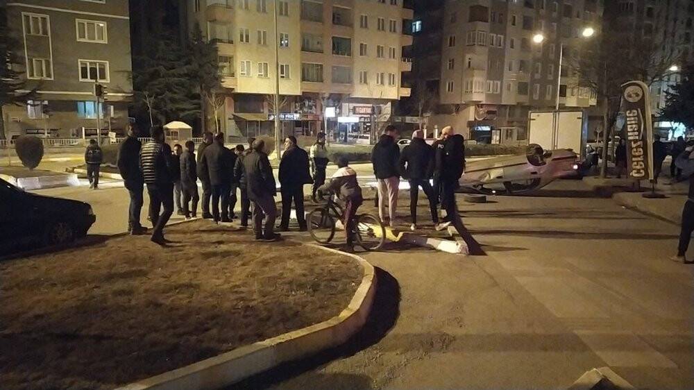 Kaza yaptığı otomobili bırakıp kaçtı