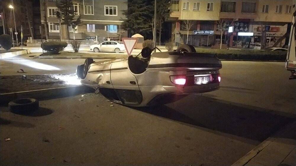 Kaza yaptığı otomobili bırakıp kaçtı