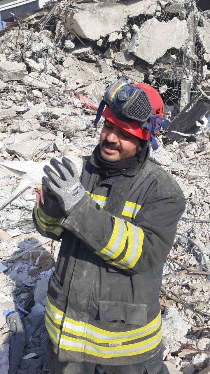 Konya Büyükşehir Belediyesinin kahraman itfaiyecileri hayatlarını riske atıp güvercinleri kurtardı