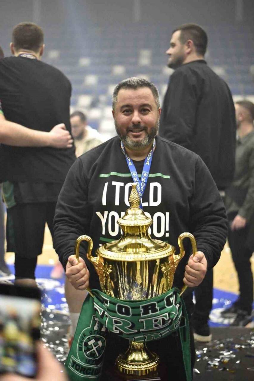 Konyaspor'un yollarını ayırdığı Engin Gençoğlu, Kosova Kupası’nı kaldırdı