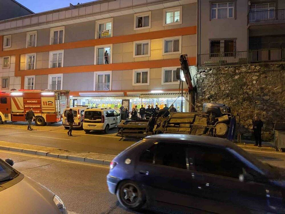 Köpeğe çarpmamak için manevra yapınca kaza yaptı