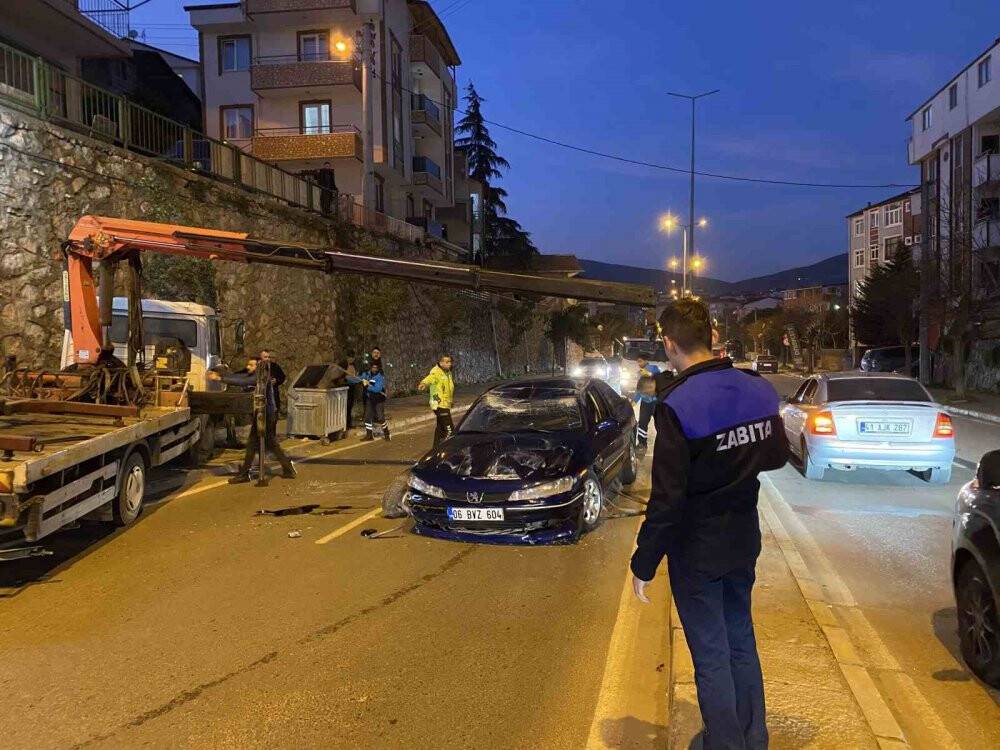 Köpeğe çarpmamak için manevra yapınca kaza yaptı