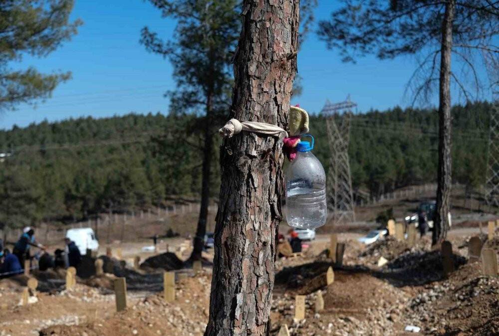 Mezar yerlerini kaybetmek istemeyen aileler iz bırakıyor