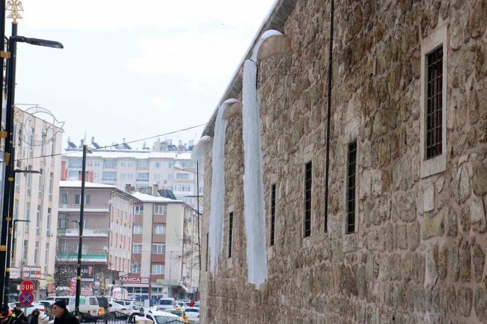 Sivas’ta dev buz sarkıtları oluştu