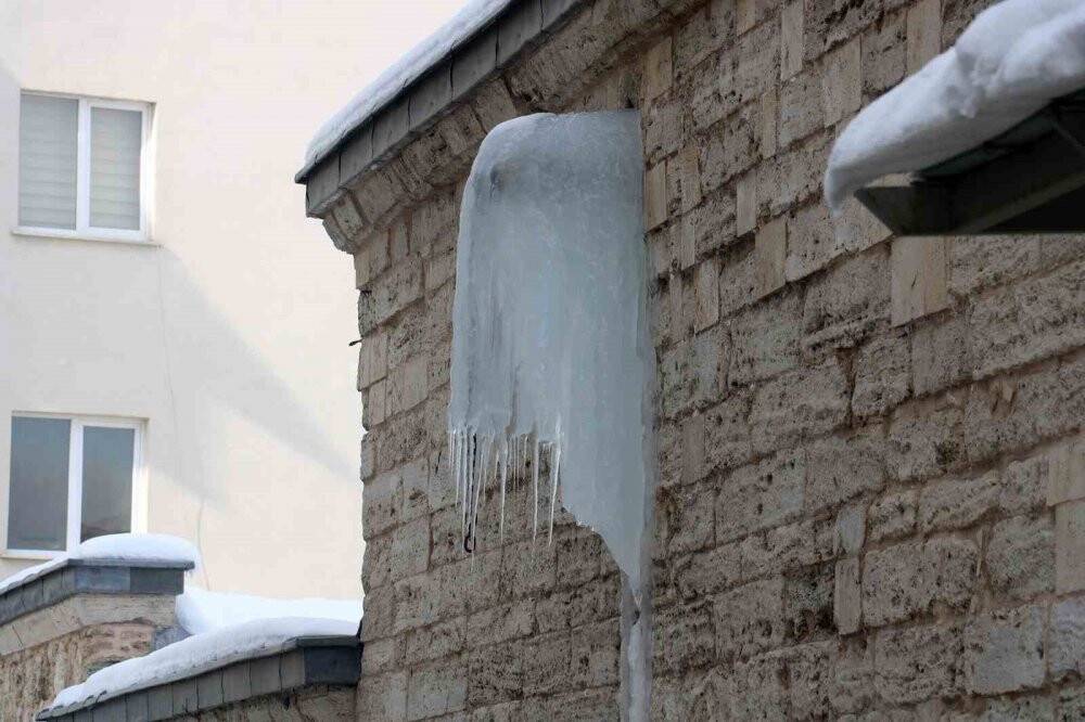 Sivas’ta dev buz sarkıtları oluştu