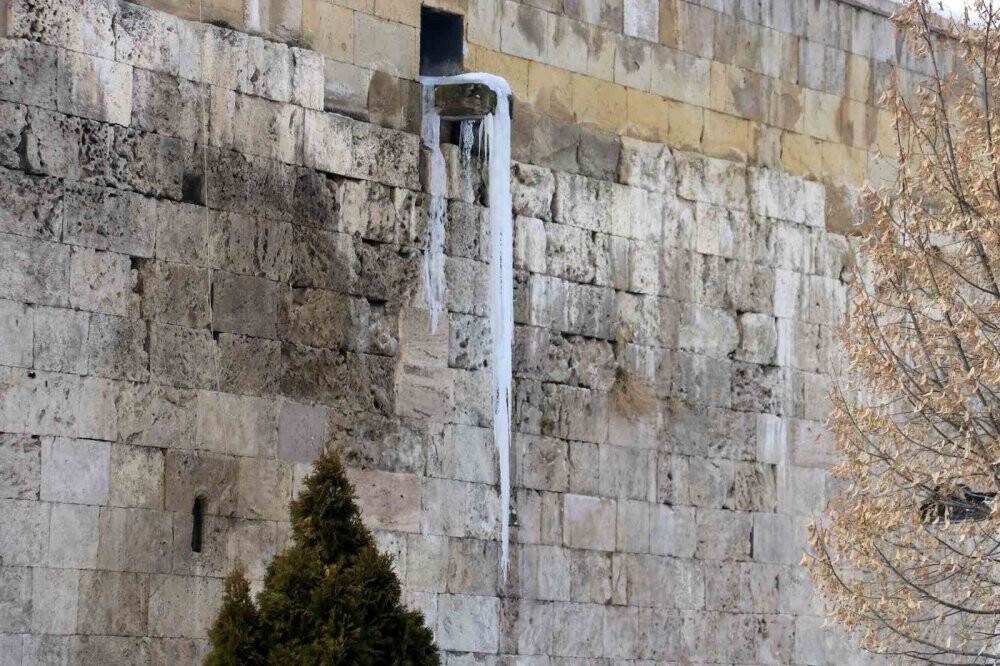 Sivas’ta dev buz sarkıtları oluştu