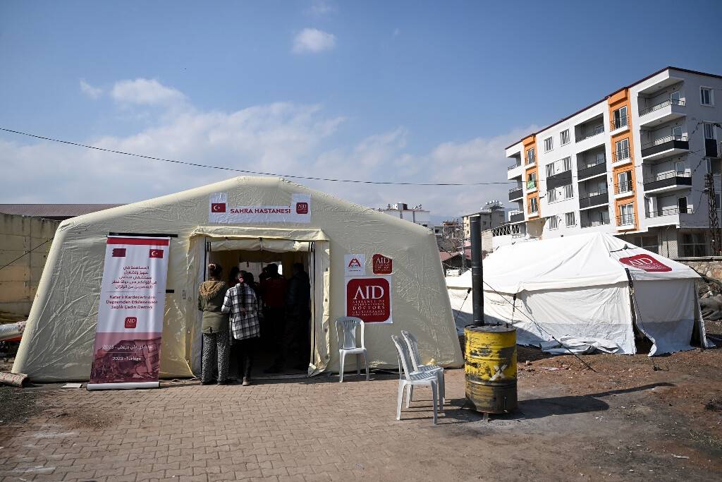 aa-20230221-30369898-30369884-gonullu-doktor-ve-hemsireler-kirikhanli-depremzedelere-birinci-basamak-saglik-hizmeti-veriyor.jpg