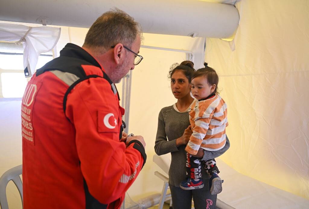 aa-20230221-30369898-30369887-gonullu-doktor-ve-hemsireler-kirikhanli-depremzedelere-birinci-basamak-saglik-hizmeti-veriyor.jpg