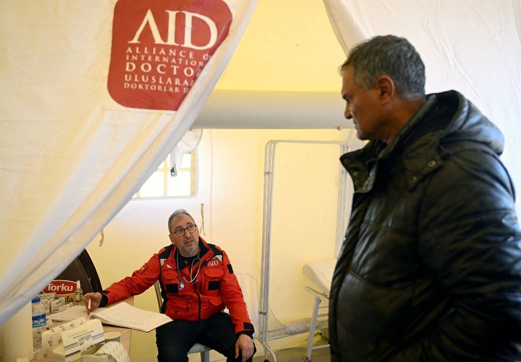 aa-20230221-30369898-30369893-gonullu-doktor-ve-hemsireler-kirikhanli-depremzedelere-birinci-basamak-saglik-hizmeti-veriyor.jpg