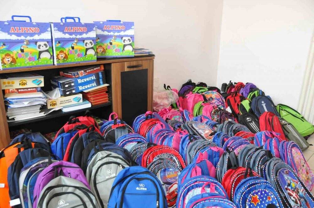 Akşehir Belediyesi'nden depremzedelere kırtasiye yardımı