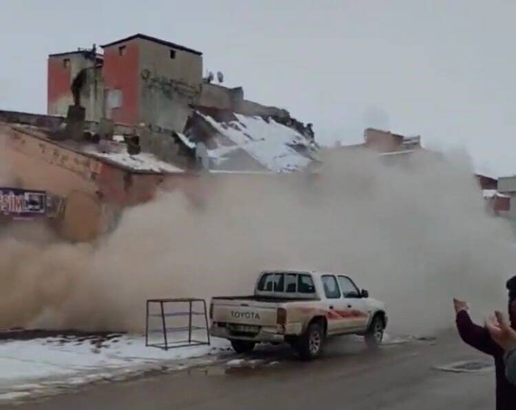 Deprem anının yeni görüntüleri: Toz bulutuna döndü