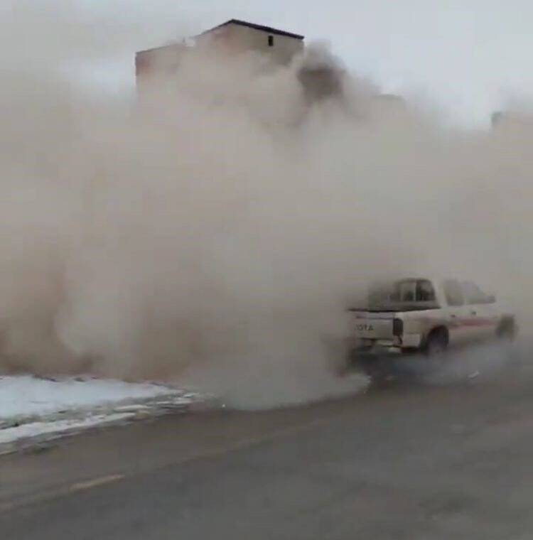 Deprem anının yeni görüntüleri: Toz bulutuna döndü
