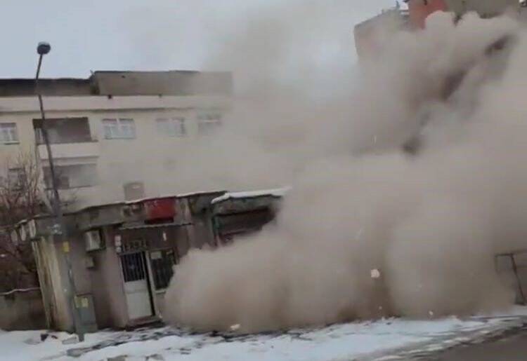 Deprem anının yeni görüntüleri: Toz bulutuna döndü