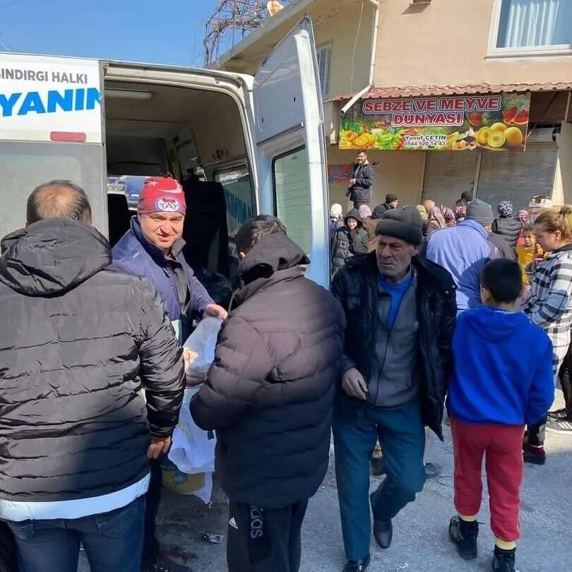 Depremzedeler için arabasını satışa çıkardı