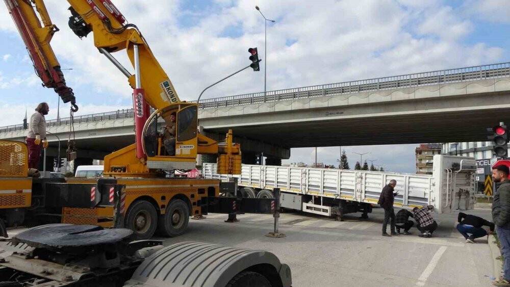 Konya'dan Manavgat'a giden tırın dorsesi, dönüş çekiciden ayrıldı