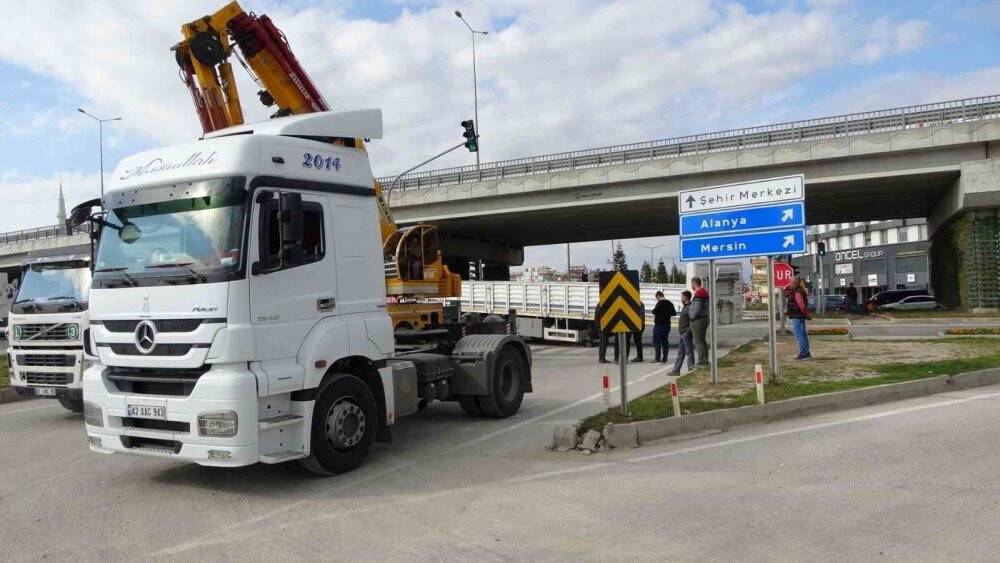 Konya'dan Manavgat'a giden tırın dorsesi, dönüş çekiciden ayrıldı