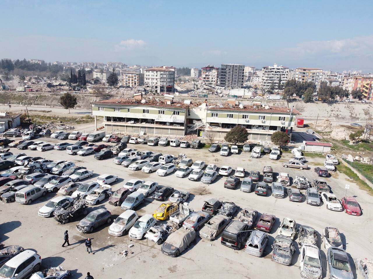 aa-20230222-30377901-30377881-hatayda-depremde-zarar-goren-araclar-otoparklara-cekiliyor.jpg