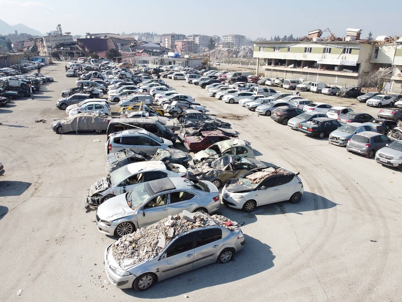 aa-20230222-30377901-30377887-hatayda-depremde-zarar-goren-araclar-otoparklara-cekiliyor.jpg