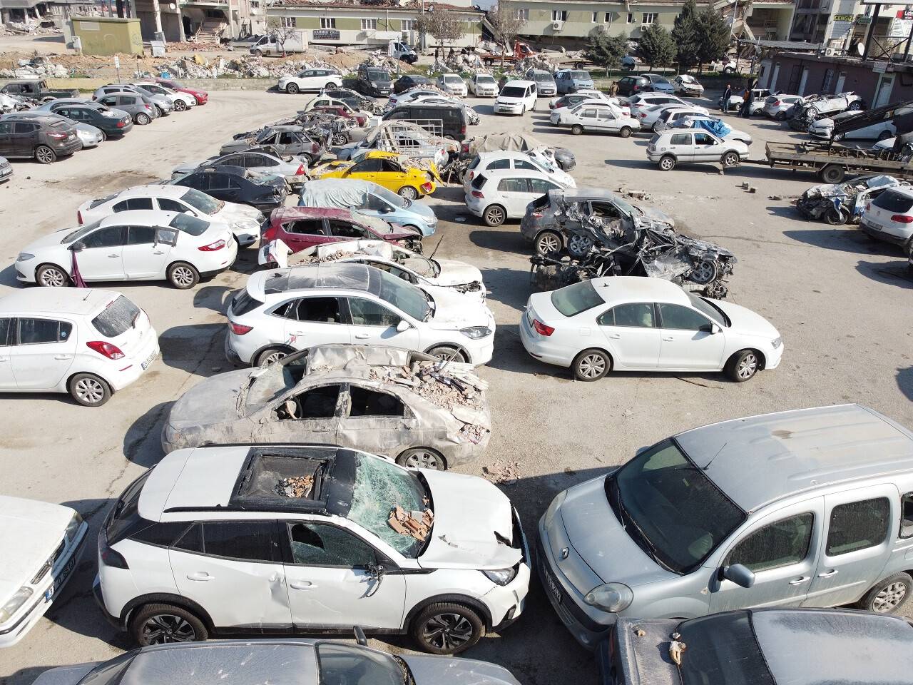 aa-20230222-30377901-30377889-hatayda-depremde-zarar-goren-araclar-otoparklara-cekiliyor.jpg