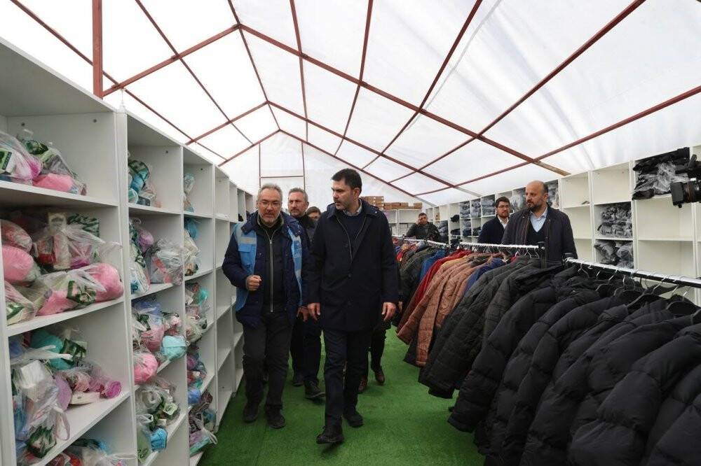 Bakan Kurum, konteyner kentte yaşayan depremzedeleri ziyaret etti