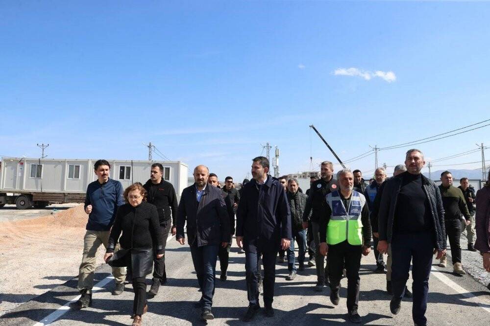 Bakan Kurum, konteyner kentte yaşayan depremzedeleri ziyaret etti