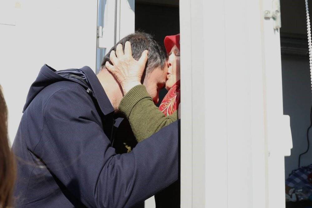 Bakan Kurum, konteyner kentte yaşayan depremzedeleri ziyaret etti