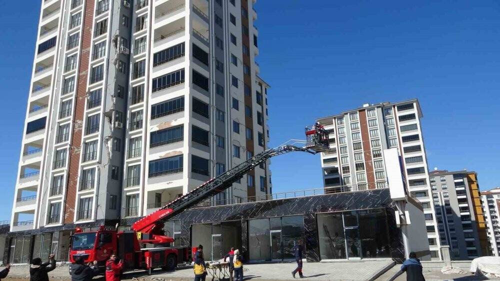 Deprem bölgesinde 11. kattaki evlerinden 16 gün çıkamadılar