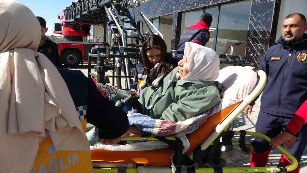 Deprem bölgesinde 11. kattaki evlerinden 16 gün çıkamadılar