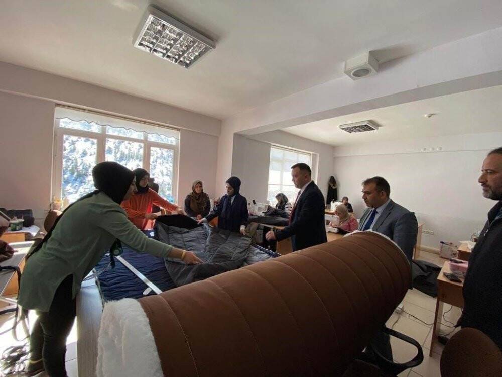 Derebucak’ta depremzedelere kışlık giysi üretiliyor